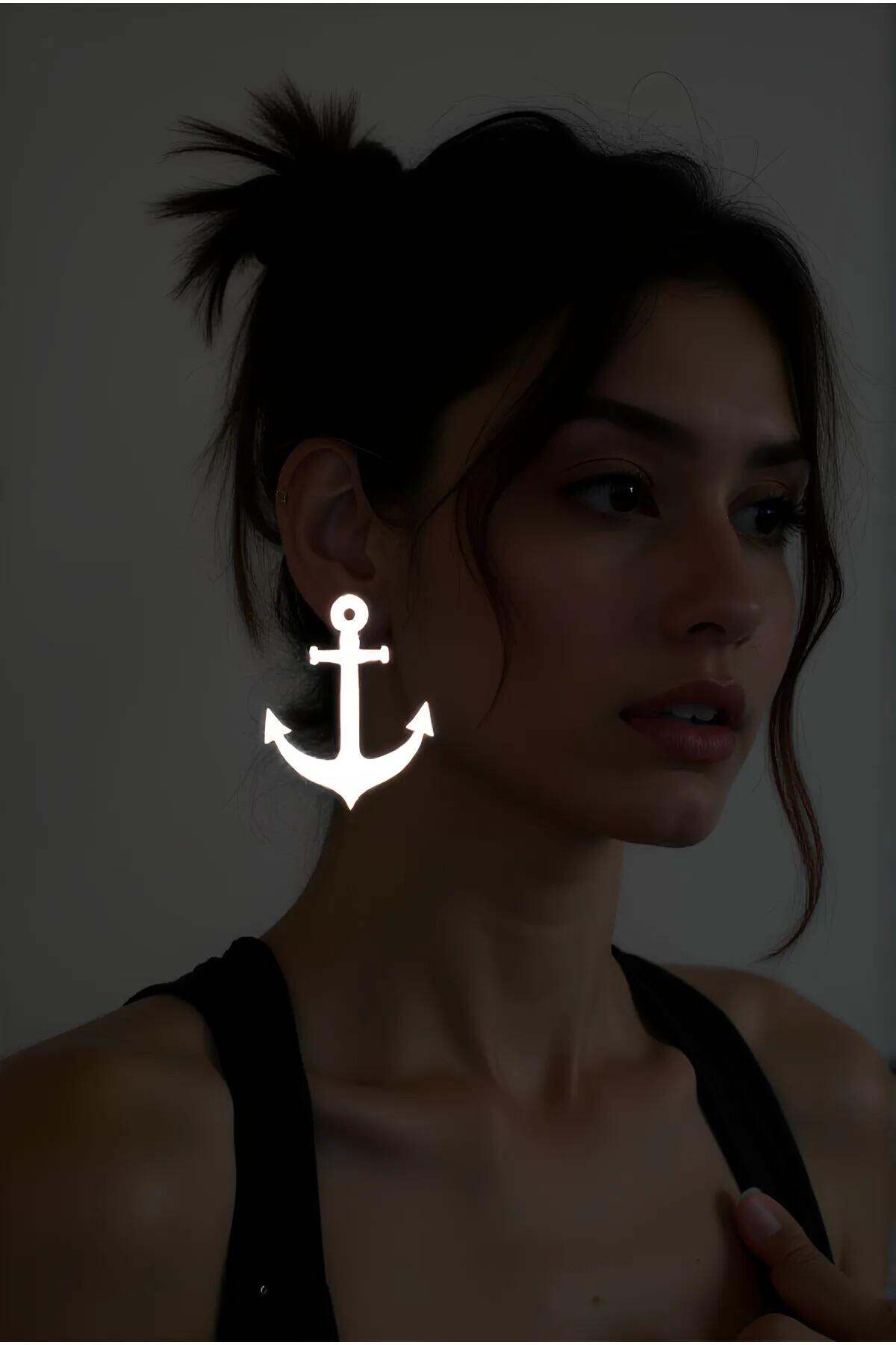 Beyaz Reflektörlü Çapa Küpe, Şık Lazer Kesim Küpe - Apbj020