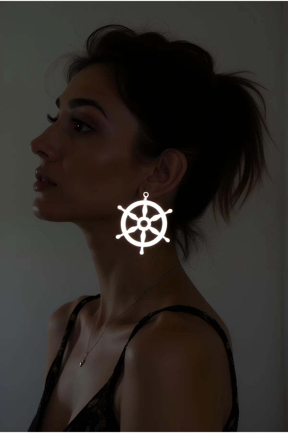 Beyaz Reflektörlü Dümen Küpe, Şık Lazer Kesim Küpe - Apbj021