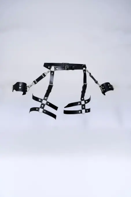 Siyah Tanga - Külot Çoklu Kemerli Metal Detaylı Bilek Kelepçeli Jartiyer - APFT1022 - 1